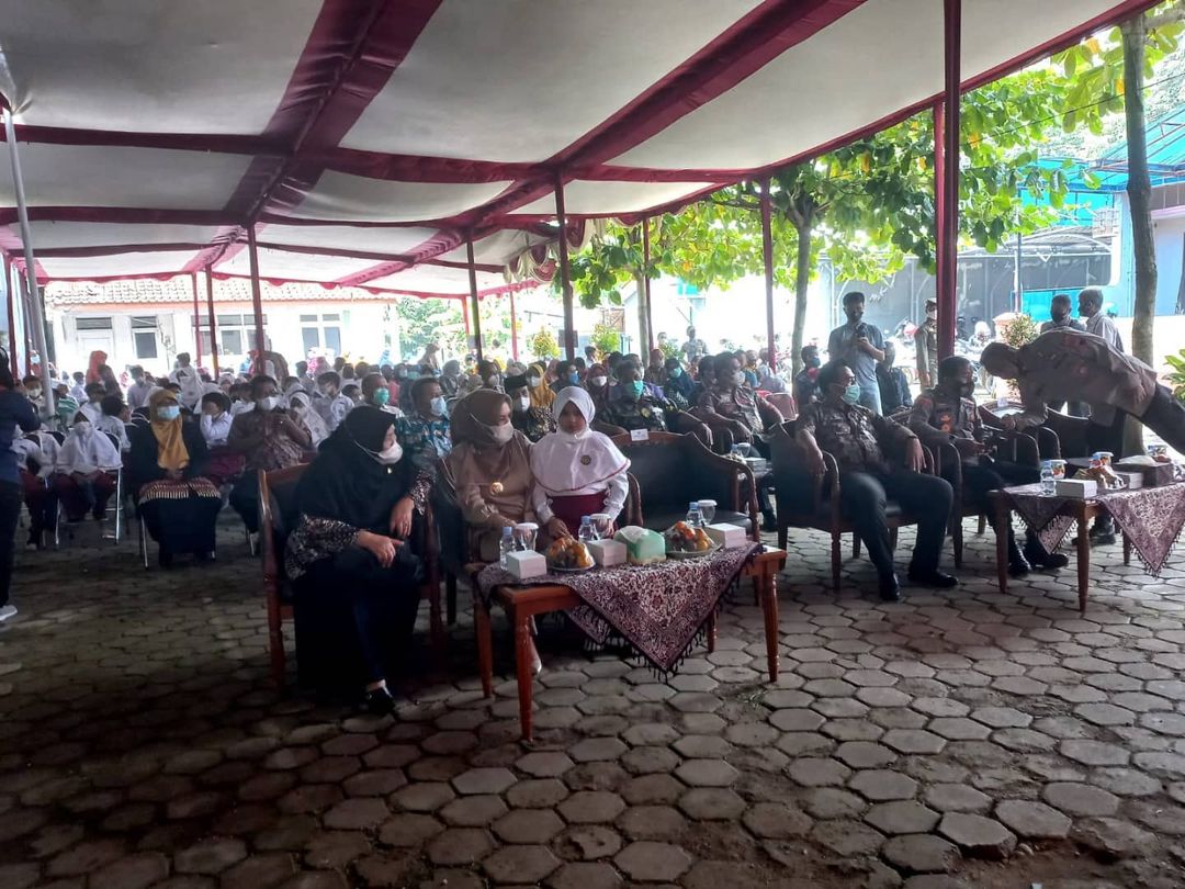 Wakil Ketua DPRD Kabupaten Pekalongan Mas'udah Menghadiri Acara Pencanangan Vaksinasi Covid-19 Usia 6-11 Tahun 